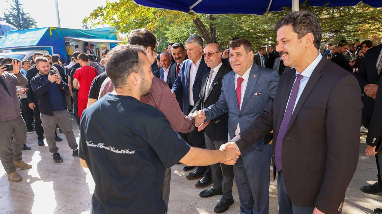 Başkan Pekyatırmacı ve Rektör Yılmaz, cuma namazı sonrası öğrenciler ve personelle buluştu